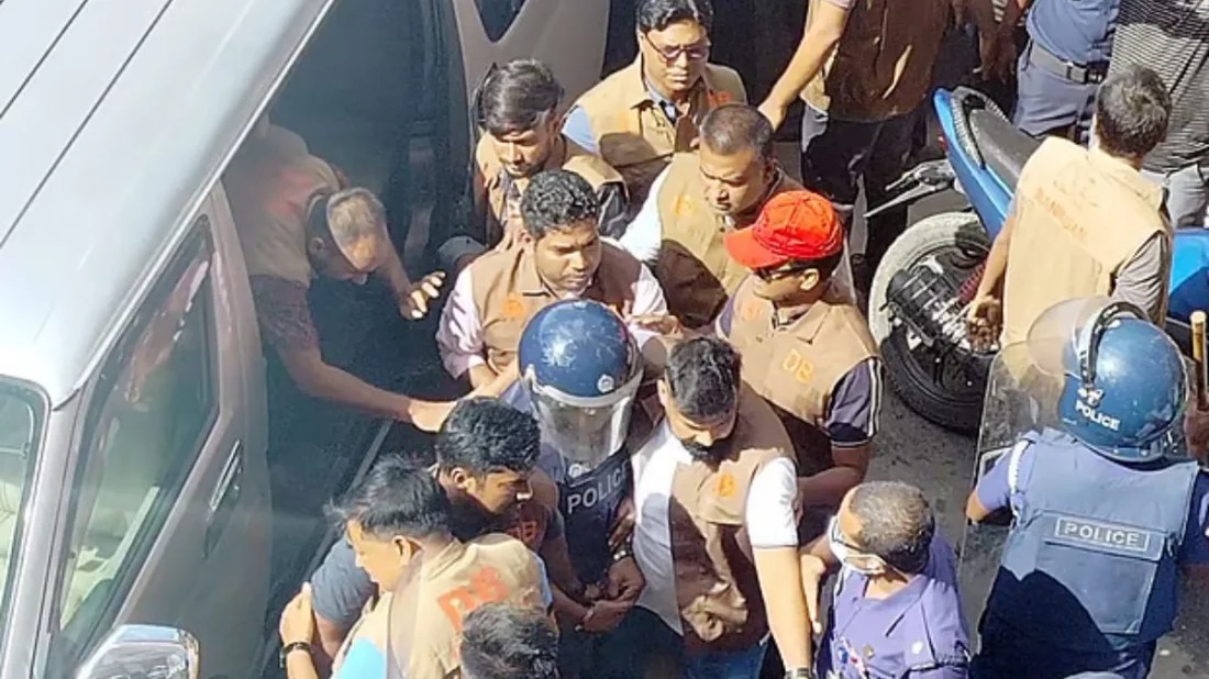 আদালত প্রাঙ্গণে দুর্জয়কে ডিম নিক্ষেপ